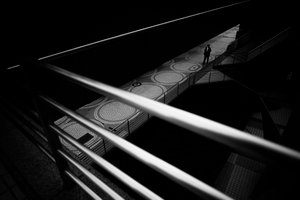 Passeio Urbano do Homem Solitário de Satoshi Hata