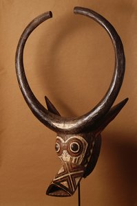 Uma máscara Bwa bushcow