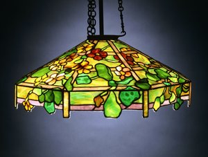 Um lustre suspenso de bronze e vidro com chumbo &39;Chagas&39; de School American