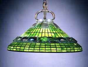 Uma telha de tartaruga de vidro com chumbo e lustre de bronze de School American