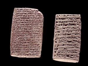 Mesopotâmia: tabletes assírios (esquerda) de um contrato de comércio (século XIX ou XVIII a.C.) e tabletes babilônicos (direita) de um contrato de venda de uma casa (entre os séculos XX e XVI a.C.) gravados com inscrição em cuneiforme. Paris, Coleção Brieu