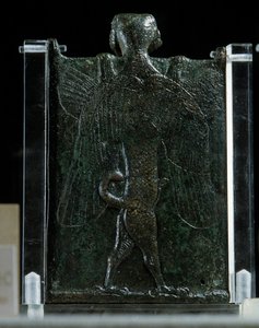 Arte Oriental, Assíria (Mesopotâmia): livreto representando um exorcismo (bronze, costas), Antiquite. Paris, Musee Du Louvre