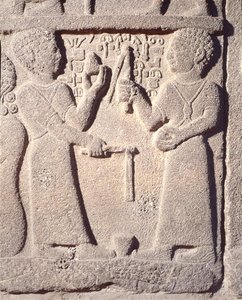Relevo retratando dois meninos brincando com um pião, de Carchemish, Turquia, neo-hitita
