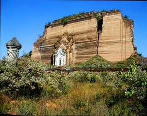 O Mingun Paya, construído em 1790-1816 (foto) de School Burmese