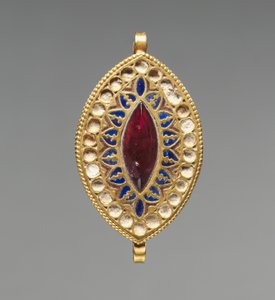 Pingente em forma de amêndoa, 400-600 (ouro, lápis-lazúli, granada e vidro)