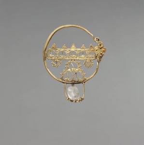 Brinco com trabalho a céu aberto, Período Bizantino Primitivo, 600-800 (ouro com pérolas de cristal de rocha)