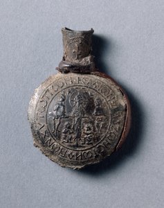 Pilgrim&39;s Ampulla com Scenes of the Crucifixion (front) and the Ascension (back), c.600 (liga de estanho-chumbo com fragmentos de couro)