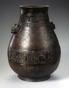 Um vaso Hu Vaso com Decoração Fundida (bronze) (ver também 272172 e 272173) de School Chinese