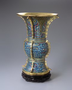 Um vaso e suporte em forma de Zun (cloisonne enamel & zitan) (ver também 272146) de School Chinese