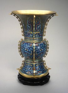 Um vaso e suporte em forma de Zun (cloisonne enamel & zitan) (ver também 272147) de School Chinese