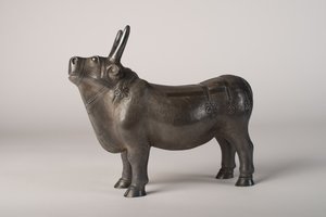 Touro (prata com decoração perseguida e repoussé) de School Chinese