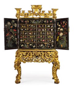 Gabinete de exportação chinês em um estande William and Mary, final do século 17 (laca incisa, latão e madeira) (ver também 433443) de School Chinese