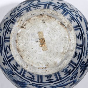 Detalhe de um frasco azul e branco excepcionalmente raro e importante, Dinastia Guan Yuan, meados do século 14 (cerâmica) (ver também 469089 a 469093) de School Chinese