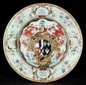 Prato de jantar pintado em esmaltes de rosas familiares em estilo Rococo com os braços da Esq. Leake Okeover, período Kangxi (1662-1722) (porcelana) de School Chinese