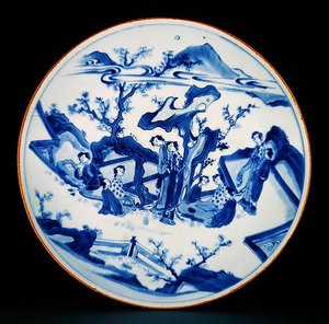Prato pintado em azul com figuras de senhoras, período transitório, c.1640 (porcelana) de School Chinese