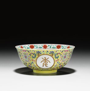 Tigela de &39;aniversário&39; com fundo amarelo de família rosa, Período Jiaqing (1796-1820) (cerâmica) (ver também 465374) de School Chinese