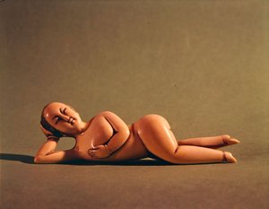 Figura de mulher usada por paciente doente para mostrar ao médico a área afetada (marfim) de School Chinese