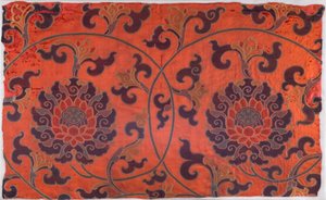 Fragmento de têxtil com desenho de flores de lótus, caules e folhas enrolados (cetim de trama articulada) de School Chinese