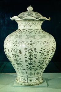 Vaso grande &39;Kuoan&39; decorado com flores azuis, do Setor Hai-tien, Pequim, Dinastia Yuan (porcelana) de School Chinese