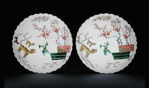 Par de pratos decorados com esmaltes de vérte familiar em estilo Kakiemon, período Kangxi de School Chinese