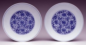 Par de pratos de pires, com flores de lótus estilizadas, marca Yongzheng e período 1723-35 (porcelana com cobertura azul) de School Chinese