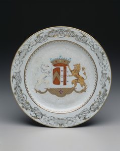 Prato com brasão, c.1740 (porcelana com esmaltes coloridos e grisaille) de School Chinese