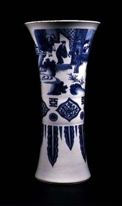 Vaso com três registros, representando uma paisagem, painéis de losangos e laptops decrescentes de School Chinese