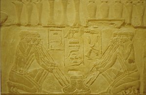 Antigo Egito, Escultura mural, Joalheiros a fundir ouro, Mastaba/Tumba de Merereuka, 6ª dinastia, Saqqara, Egito (foto) de School Egyptian