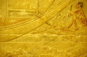 Antigo Egipto, Escultura/Pintura mural, Mastaba/Túmulo de Idout, Saqqara, 2323-2150 a.C., Um pescador a escamar peixes e a segurar uma lança de quatro pontas (foto) de School Egyptian