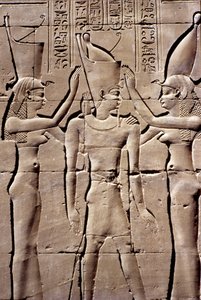 Antigo Egipto, Pintura/gravura mural, Um rei recebe a coroa dupla de Ísis e Néftis, Templo de Hórus, Edfu (foto) de School Egyptian