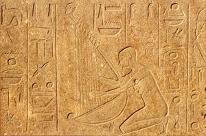 Antigo Egipto, Pintura/gravura mural, Harpista com a cabeça de Hatshepsut no topo da harpa, Templo de Karnak, Luxor de School Egyptian