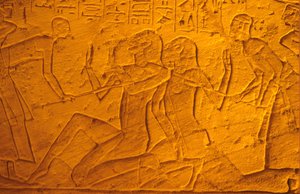Egito antigo, pintura/gravura mural, prisioneiros hititas a serem espancados com paus, Templo de Ramsés II e Nefertari, Abu Simbe (foto) de School Egyptian