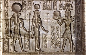 Antigo Egipto, Pintura/gravura mural, Hórus e Ísis recebem uma oferenda do faraó, Templo de Hathor, Dendera (foto)