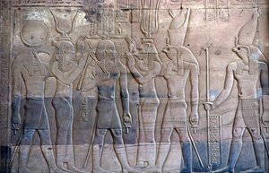 Egipto antigo, Pintura/gravura mural, Ptolomeu XIII sendo apresentado a Hórus, Templo de Sebek e Hórus, Kom Ombo (foto) de School Egyptian