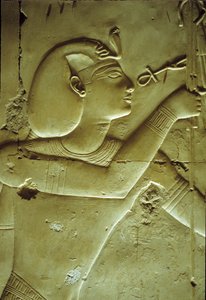 Antigo Egipto, Pintura/gravura mural, Seti I recebendo a vida, simbolizada pelo ankh, Templo de Seti I, Abydos de School Egyptian