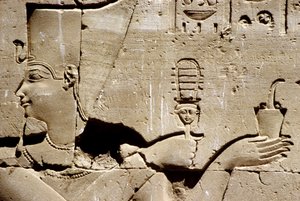 Antigo Egipto, Pintura/gravura mural, O faraó Ptolomeu abanando um sistrema e oferecendo incenso, Templo de Hórus, Edfu (foto) de School Egyptian