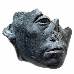 Arte Egípcia Antiga: Chefe do Rei Sesostris III. Fragmento de estátua. Escultura em granito negro, cerca de 1900 a.C. (12ª dinastia, cerca de 1963-1786). Paris, Musee Du Louvre