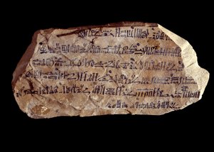 Arte do antigo Egito: ostracon (ou ostracon) (plural: ostraca ou ostraka) hierático (cacos de cerâmica em que estão escritas coisas sagradas). Novo império do Egito. Paris, Musee Du Louvre