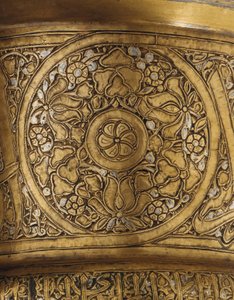 Detalhe de um suporte de bandeja embutido, Mamluk Egito ou Síria, primeira metade do século 14 (prata e latão) (ver também 448375) de School Egyptian