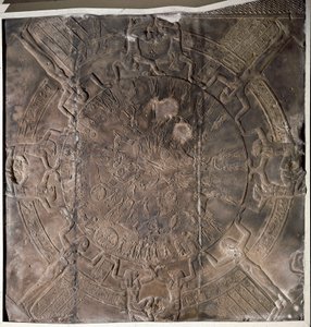 Antiquidade egípcia: "O Zodíaco" Baixo relevo do tecto da capela leste de Osíris no templo de Hathor em Denderah. Período Ptolemaico (332-30 a.C.) Paris, Museu do Louvre de School Egyptian