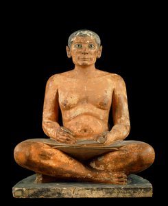 Antiquidade egípcia: "O escriba de agachamento" Estátua em calcário, albastro e cristal de rocha. Vem de sakkarah (Saqqara) (cerca de 2620 - 2350 AC). 4ª ou 5ª dinastia) Sol. 0,537m, Musee du Louvre, Paris - Antiguidade Egípcia: "Estátua de Escriba Agachad