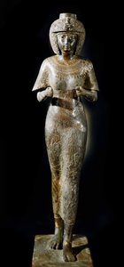 Antiquite egípcia: estátua de bronze da rainha Karomama, esposa do faraó Takelot II. 21ª dinastia. Paris, Museu do Louvre