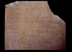 Antiquite egípcio: estela funerária coberta com uma inscrição em linguagem de código sob a forma de hieróglifos. Paris, Museu do Louvre de School Egyptian