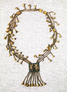 Antiquite egípcio: colar de ouro do Faraó Pinedjem. 21ª dinastia (ca. 1069-945). Paris, Museu do Louvre de School Egyptian