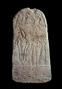 Antiquite egípcio: estela funerária calcária de um jovem que morreu aos dezesseis anos de idade. Século I ou II d.C. Epitáfio em grego. De Abydos. Paris, Museu do Louvre. de School Egyptian
