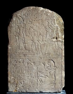 Antiquite egípcio: estela de calcário em nome da porta do signo do Rei Anya. No cabide, o faraó Ramsés II oferece incenso à sua própria estátua divina colossal. Regne de Ramsés II (1279-1213 a.C.). Do serapeum Saqqara. Sol 0,44x0,3 m Paris, musee du Louvre