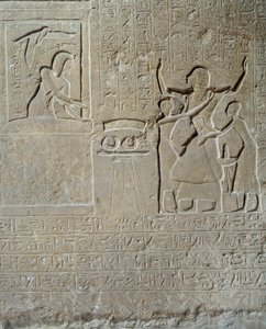 Antiguidade egípcia: alívio em pedra calcária de Hormim: Sethi I distribui os colares de valentia como recompensa pela sua coragem a Hormim, chefe do harém do rei. 19ª dinastia (1295-1186 a.C.). Museu do Louvre de Paris de School Egyptian