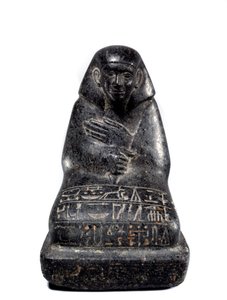 Antiquite egípcia: escultura em gabbro representando Senpou oficial sénior. Império Médio (2033-1710 a.C.) Paris, Museu do Louvre de School Egyptian