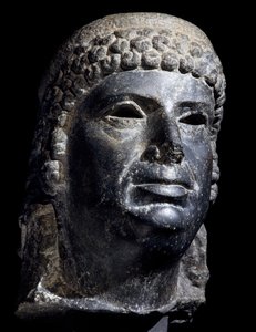 Chefe de Cleópatra III, escultura de basalto. Civilização Egípcia, Período Ptolemaico, século II a.C. de School Egyptian
