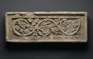 Relevo de um pergaminho vegetal que envolve aves e uvas, de Behnesa, século V-6 (pedra calcária) de School Egyptian